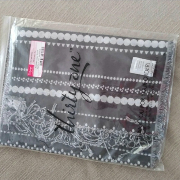 Thirty-One Scarf (NIP) - Picture 1 of 3